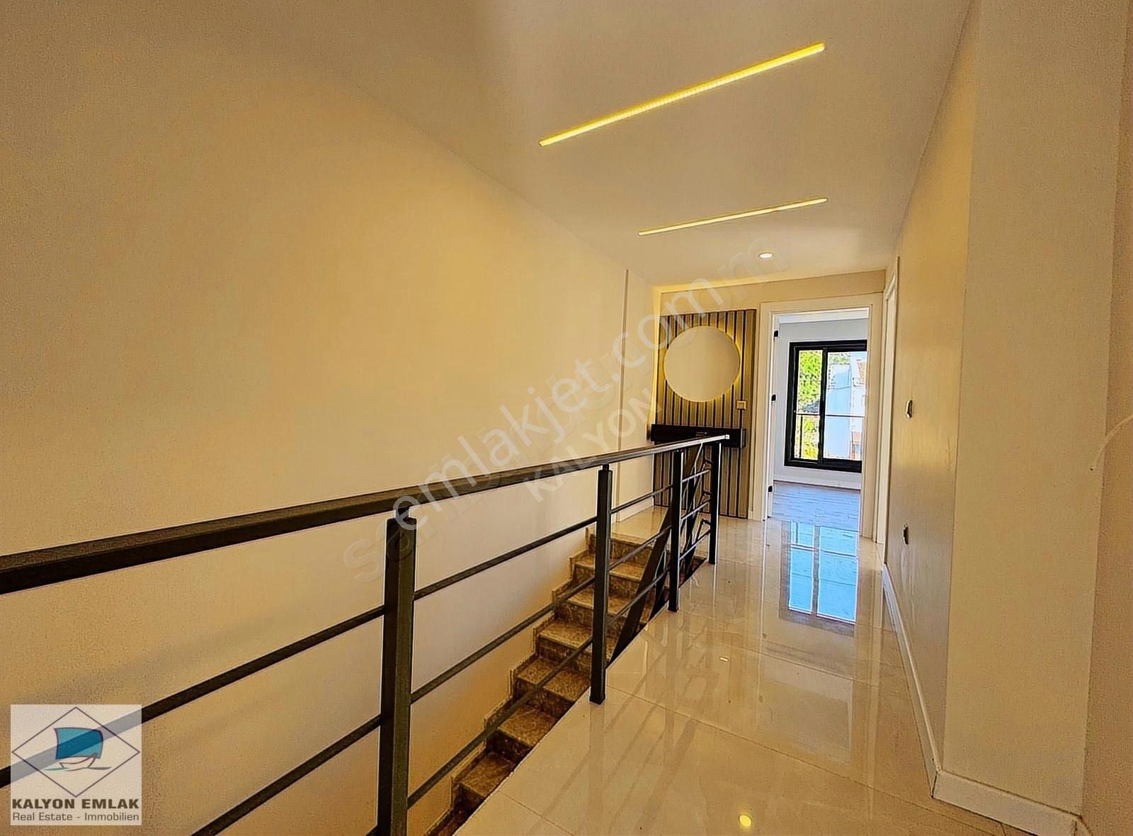 Alaçatı Çamlık Yol'a Komşu Satılık Full Tadilatlı Havuzlu Villa - Görsel 2