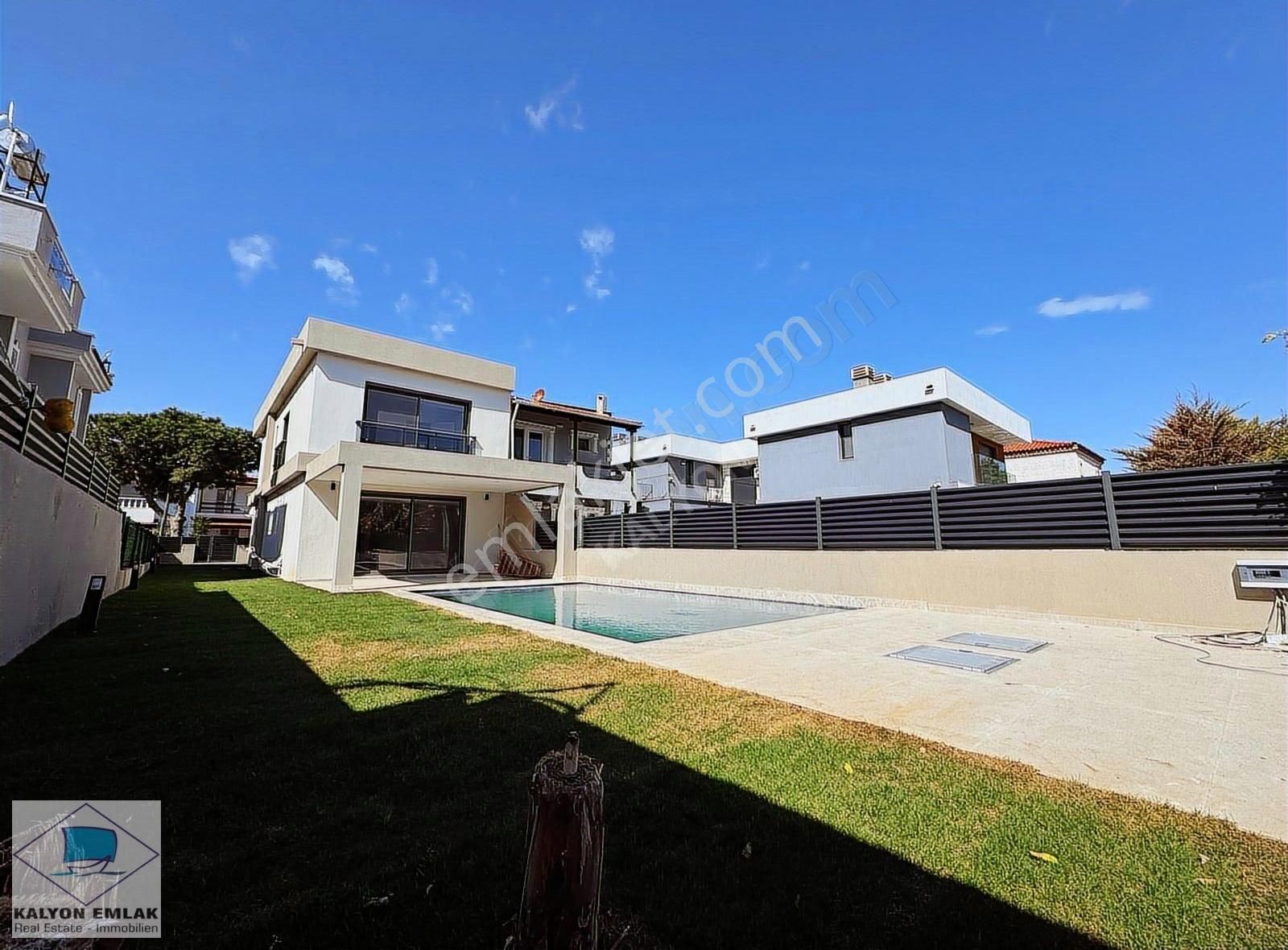 Alaçatı Çamlık Yol'a Komşu Satılık Full Tadilatlı Havuzlu Villa - Görsel 13