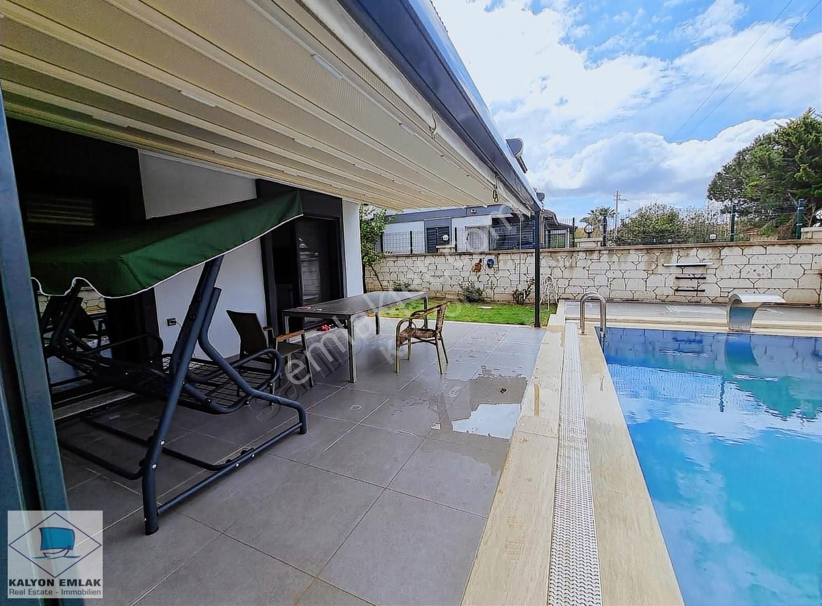 Çeşme Yalı Da Kiralık Deniz Manzaralı Müstakil Havuzlu Villa