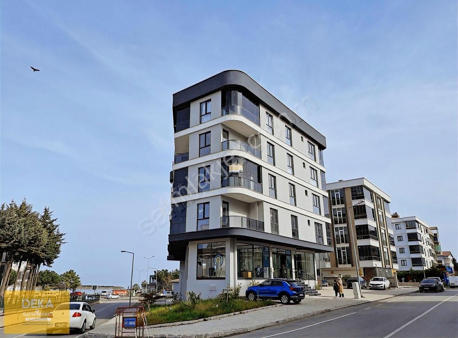 Deka Gayrimenkul'den Anayola Cephe Deniz Manzaralı Kiralık 2+1