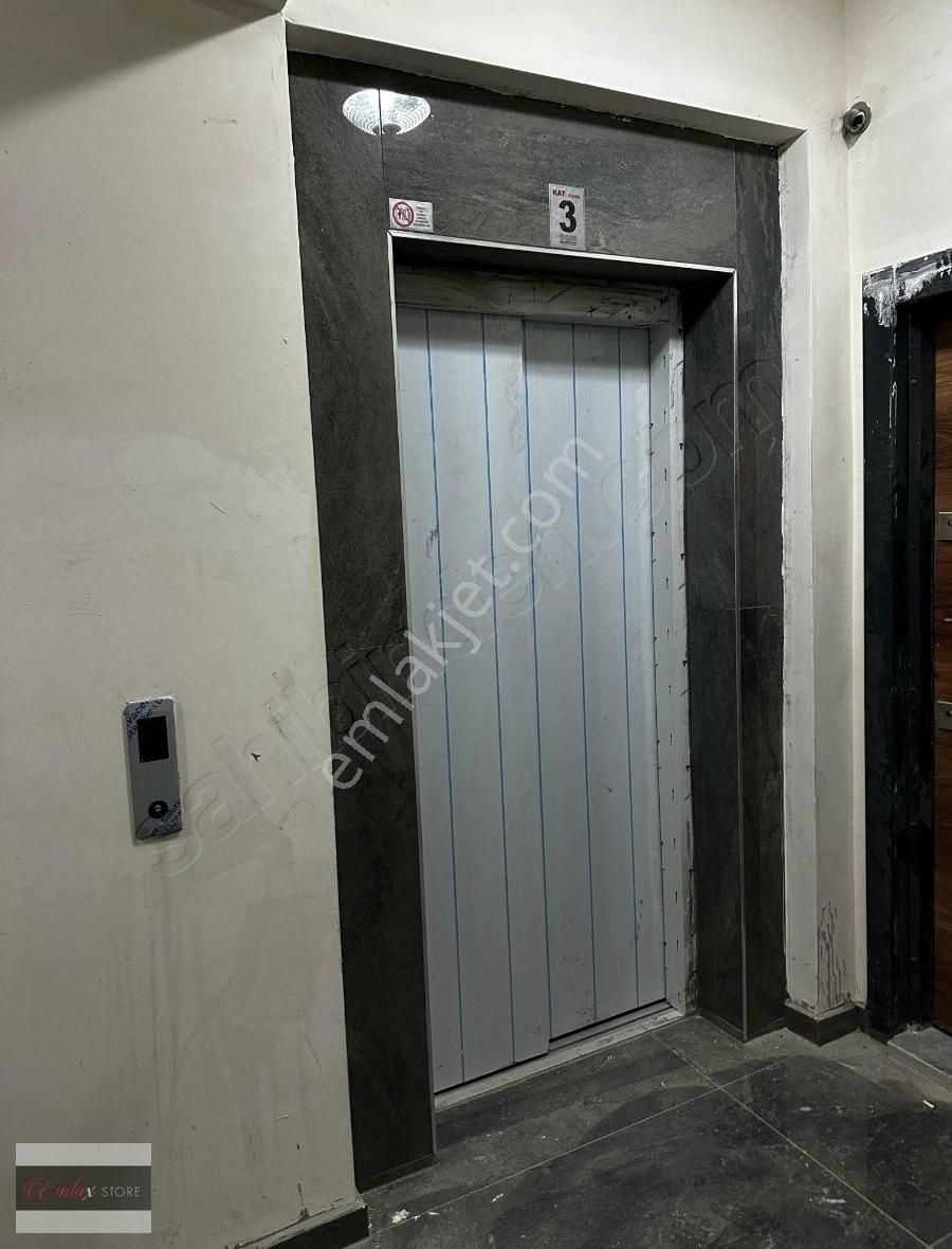 Zümrütevler'de Panjurlu,asansörlü 3+1 160 M2 Ultra Lüx Daire