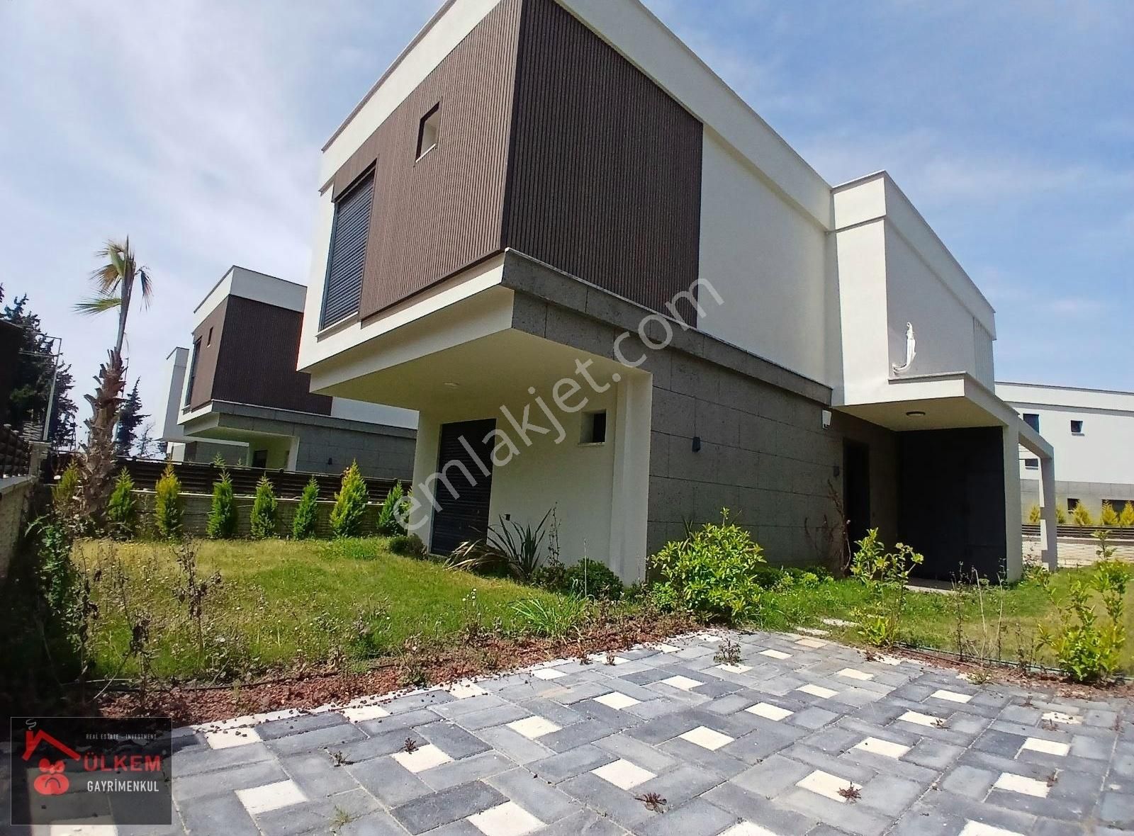 Kuşadası Güzelçamlı Satılık Özel Havuzlu 4+1 Villa
