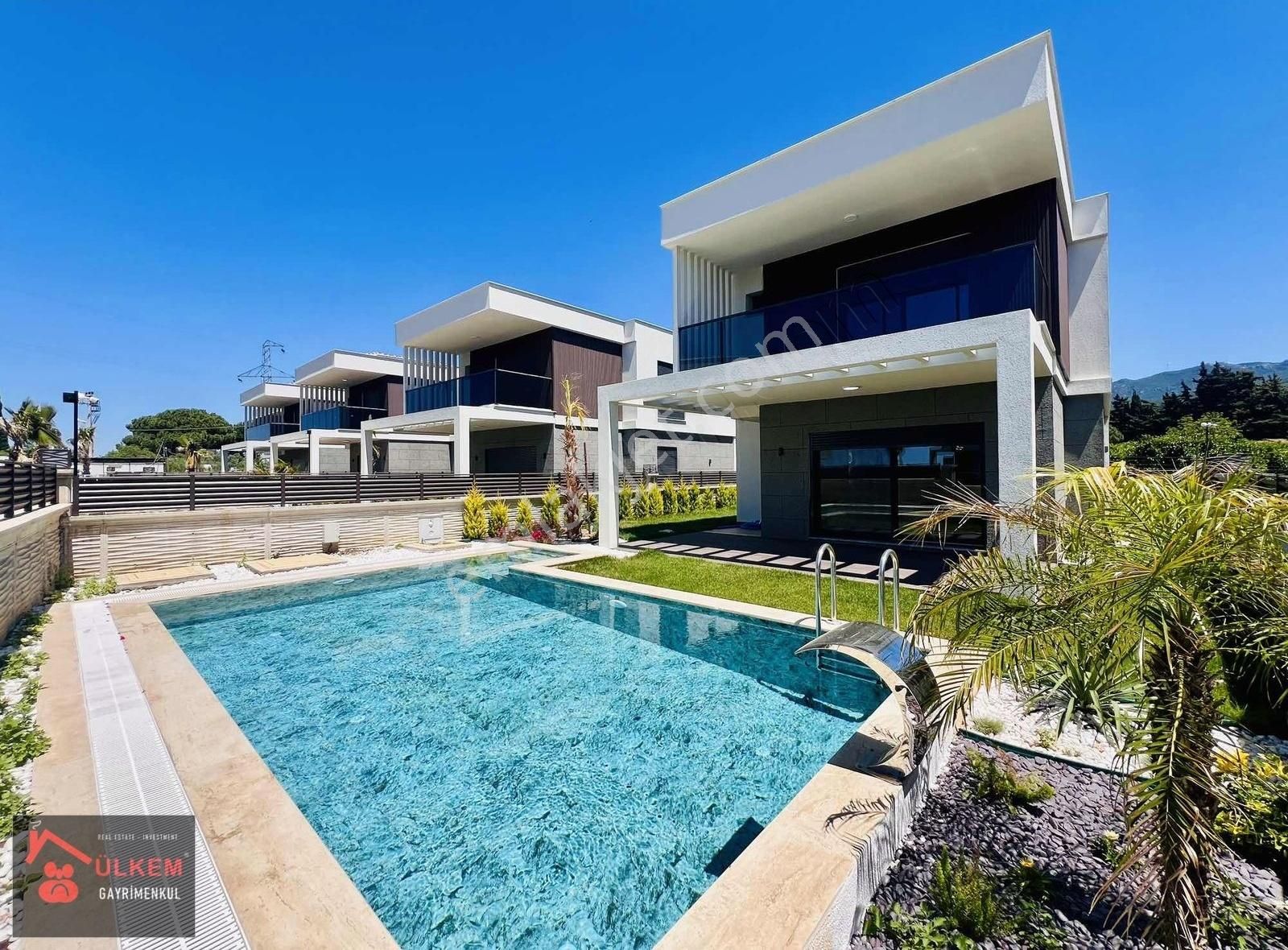 Özel Otoparklı 4+1 Tek Müstakil Özel Havuzlu 360m2 Arsalı Villa