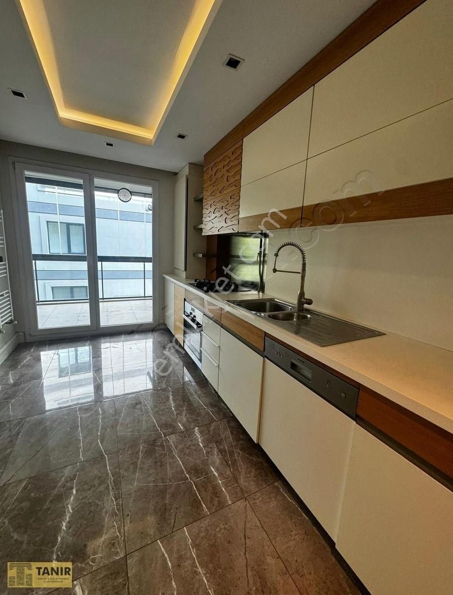 Bahçeşehir Sofa Kısa Katlı Sitede Kiralık 2+1 Daire 157 M2