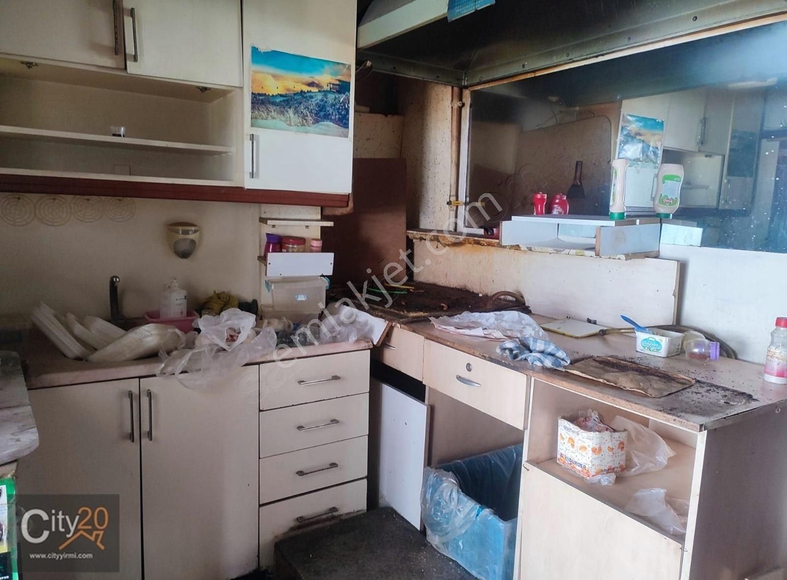 Fesleğen Mh De Cadde Üzeri Satılık 60 M2 Dükkan......