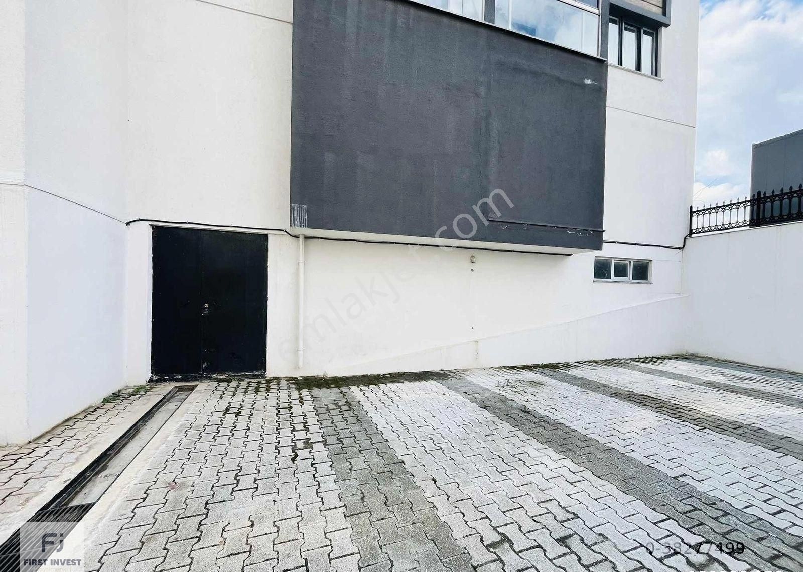 Silivri Yeni Mahalle'de İyi Konumda Kiralık 300 M² Depo