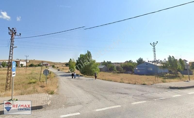 Remax Central'dan İmranlı Valituncel'de İmarlı Arsa