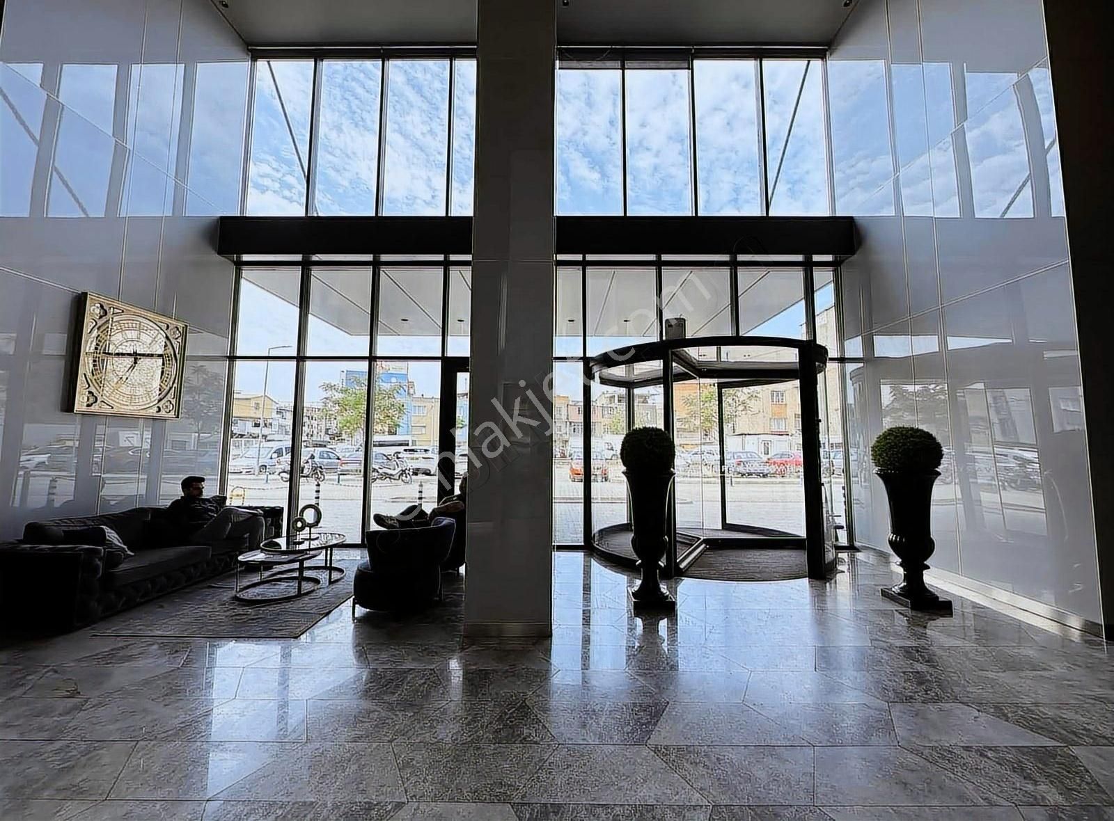 Bornova Varyant Tower Sıfır Eşyalı Kiracısız 1+1 Satılık Daire