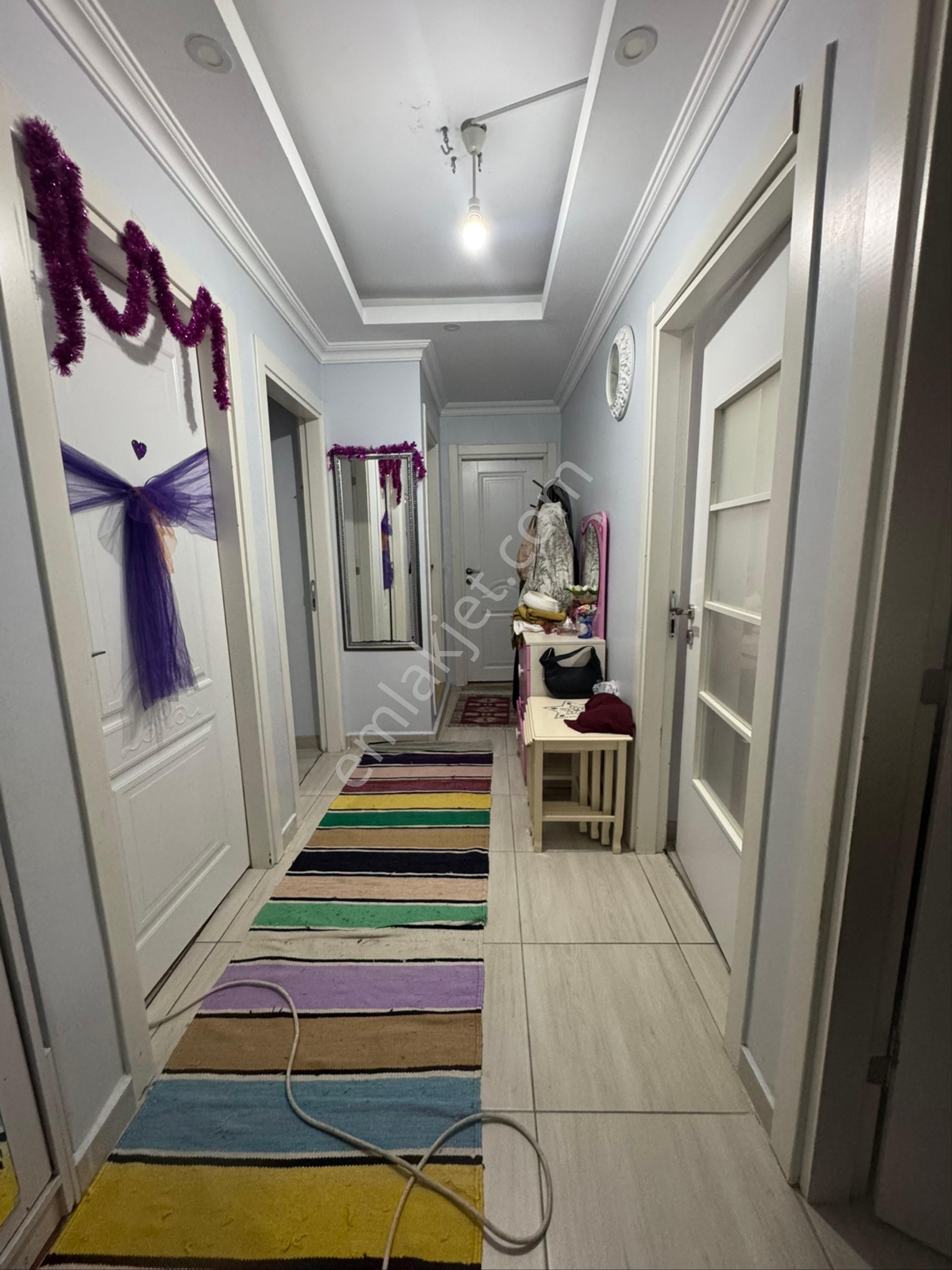 Yenikent Mahallesinde Balkonlu Yüksek Giriş