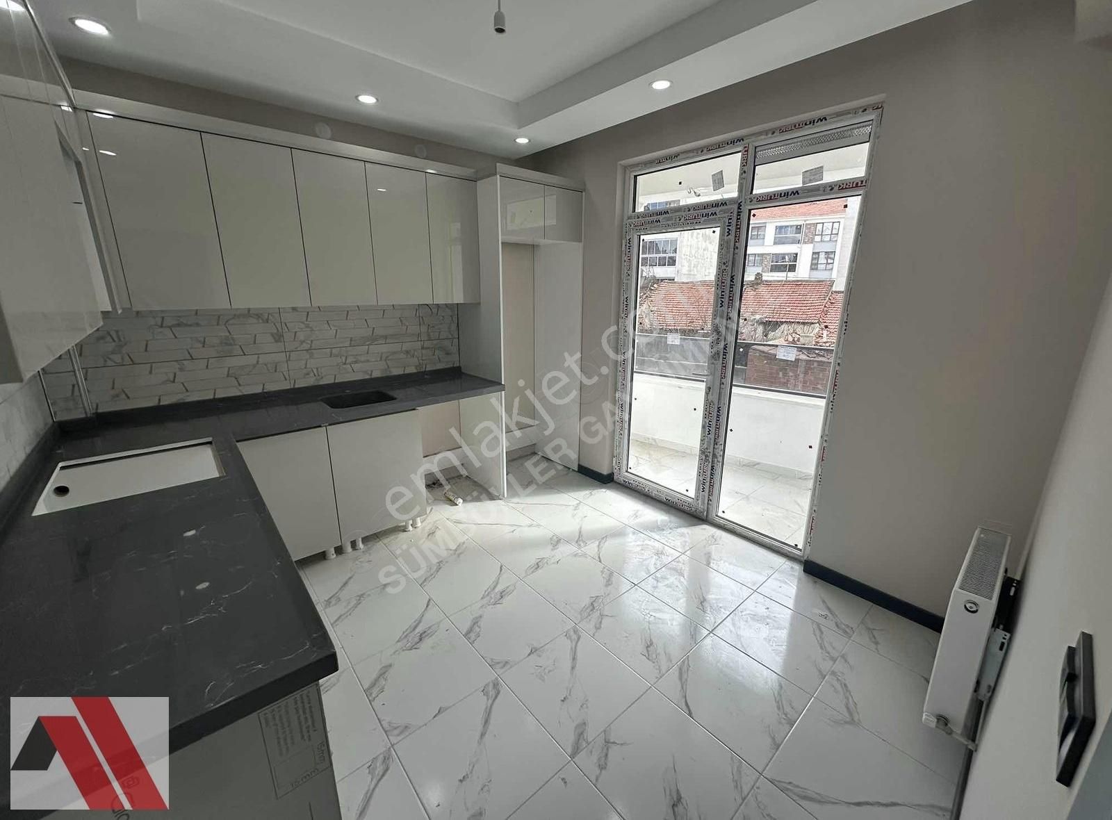 Sümbüller'den Eğitimciler Cadde Yakını Ö.garajlı Köşe 3+1 Daire