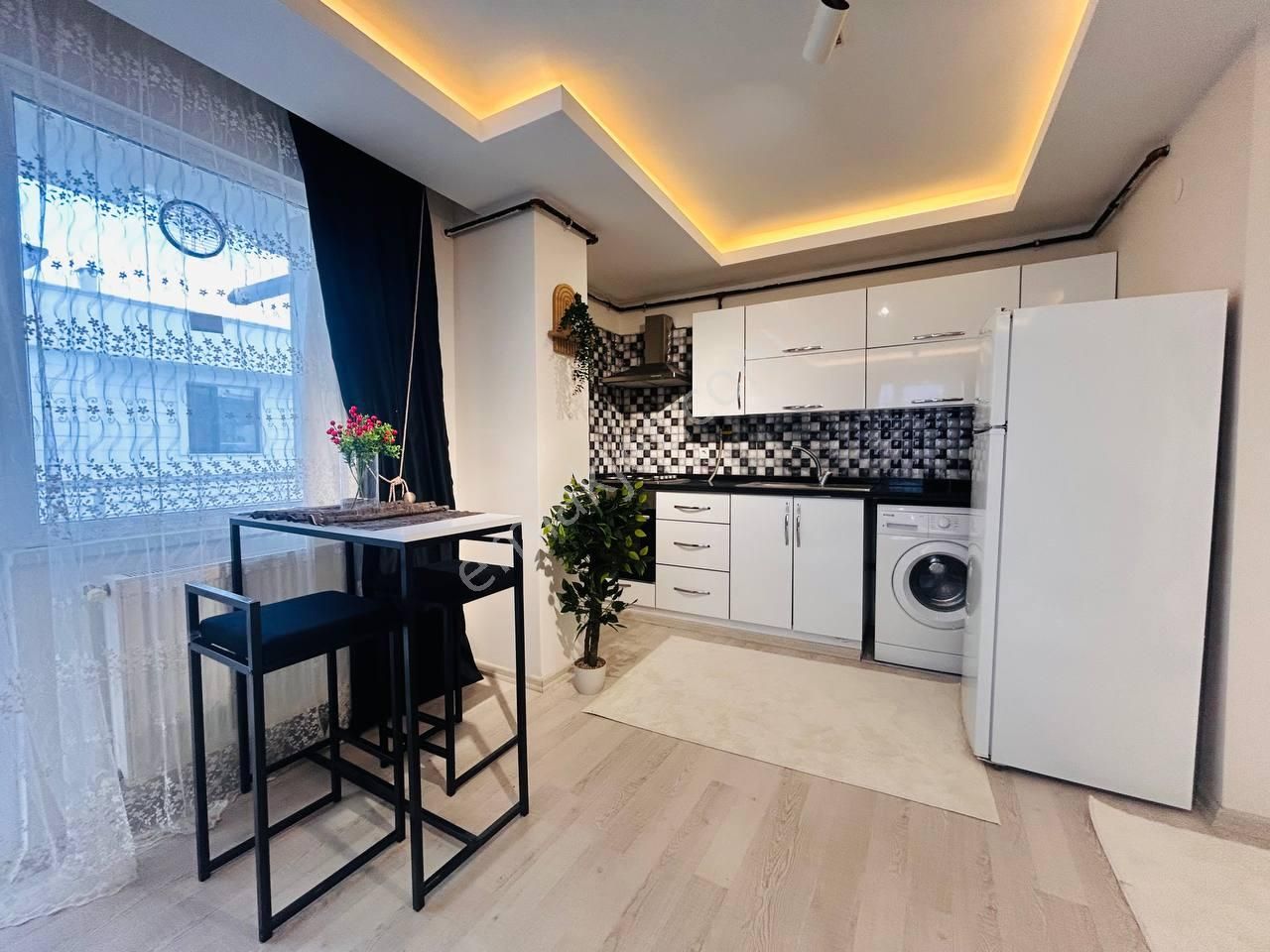 Tramvay Yakını Ara Kat Eşyalı Satılık 1+1 Daire