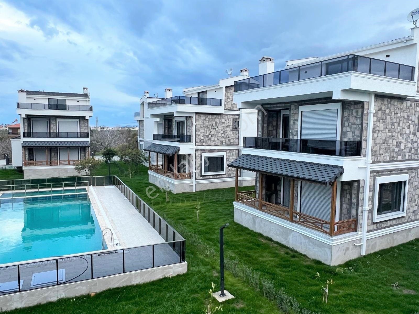 Akçay Aras Emlaktan Site İçi Havuzlu Müstakil 5+1 Villa