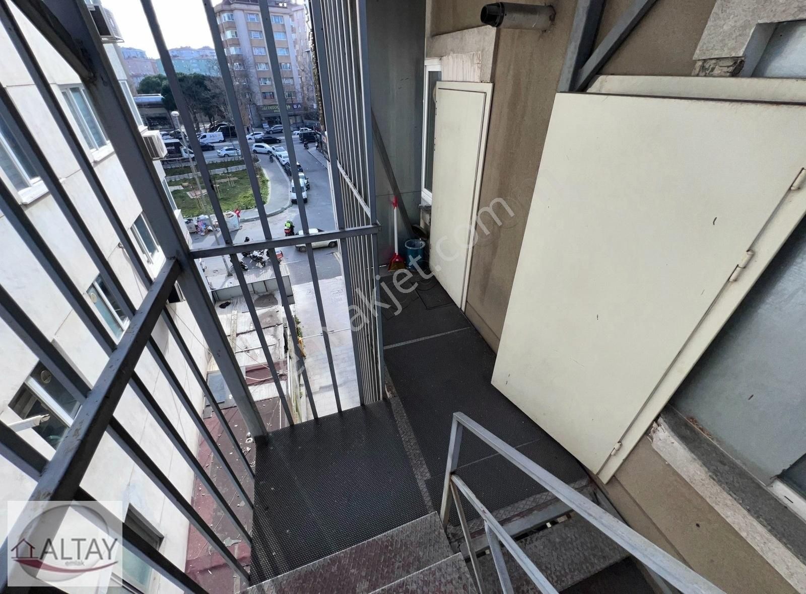 Boş}küçükbakkalköy Mah.yangın Merdivenli Plaza Da 2 Kat 120 M2