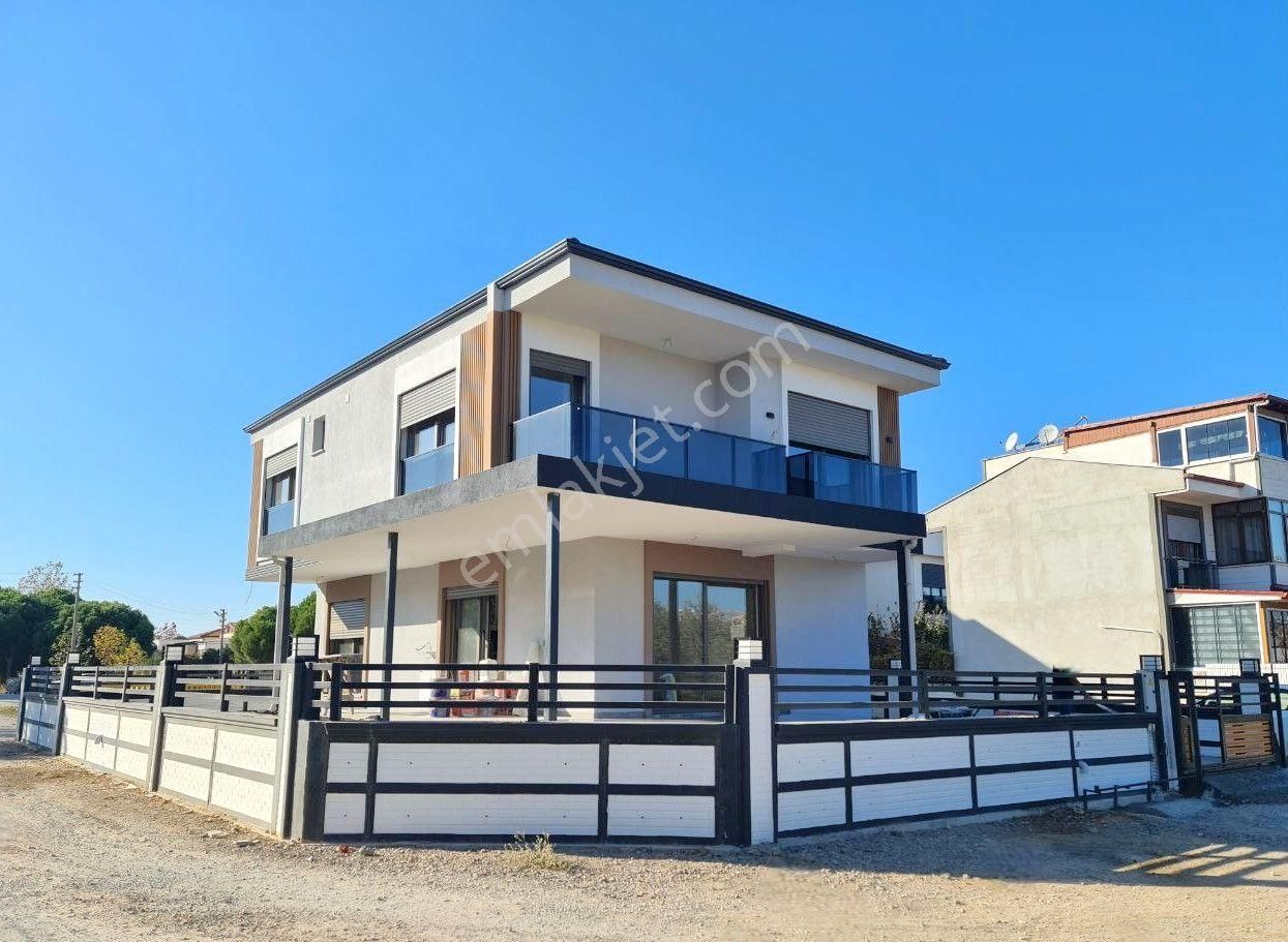 Burhaniye Pelitköy'de Aygülden Sıfır Tam Bağımsız Huzur Ve Konfora Adım Atacağınız Satılık 4+1 Villa