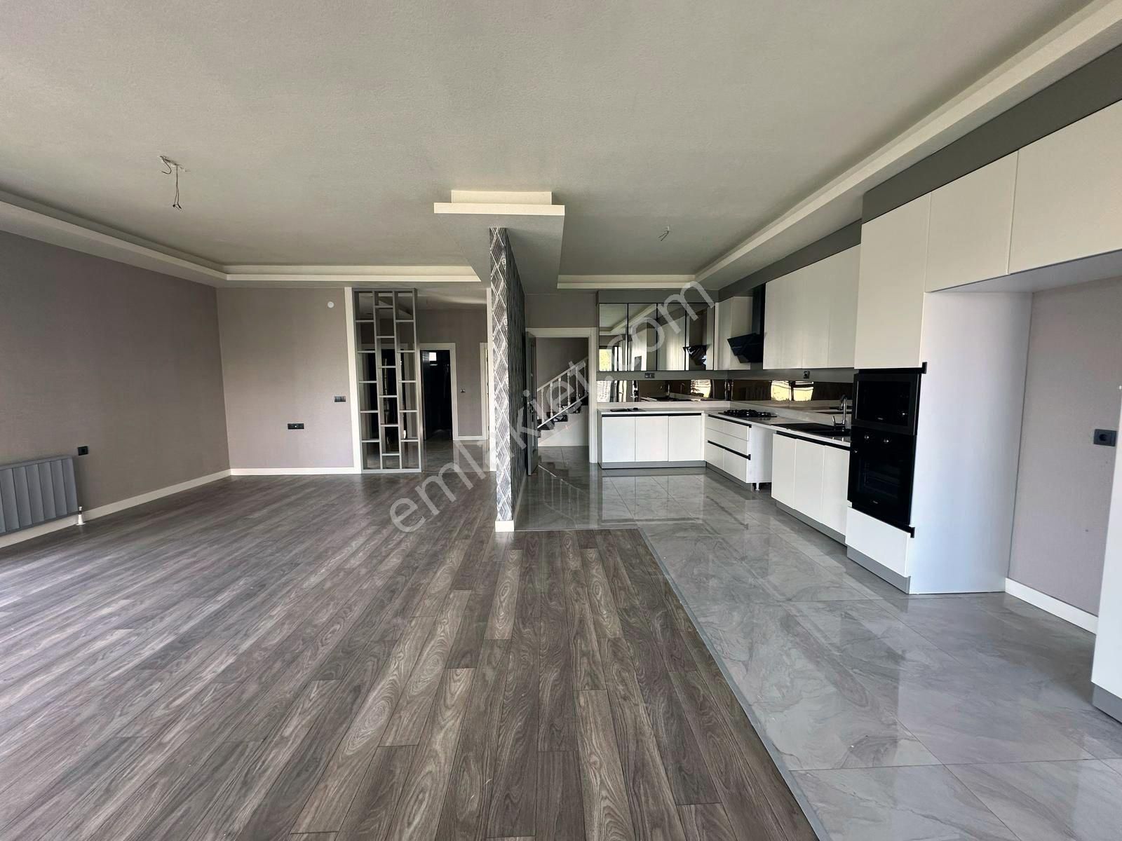 Bağlıca Satılık Merkezde Bağımsız 230 M2 Peyzaj Alanına Sahip 5+1 Villa