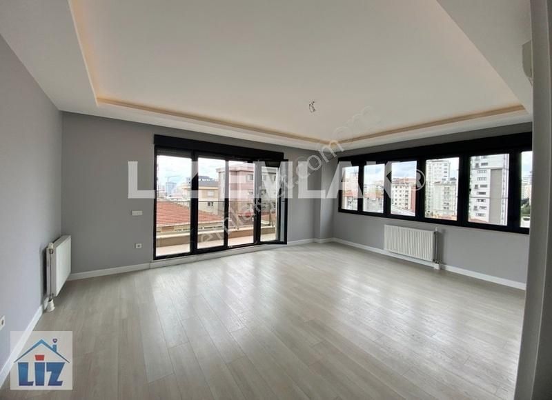 Şenesenevler'de Geniş Balkonlu 2+1 Satılık Daire