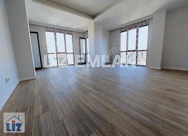 Kozyatağı'na Genç Binada Geniş Balkonlu Ebeveynli 4+1 Daire