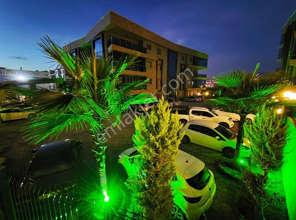 Kuşadasında Mükemmel Sitede Arakat Doğalgaz Isıtmalı Harika Tasarım Kalitede 3+1 Daire