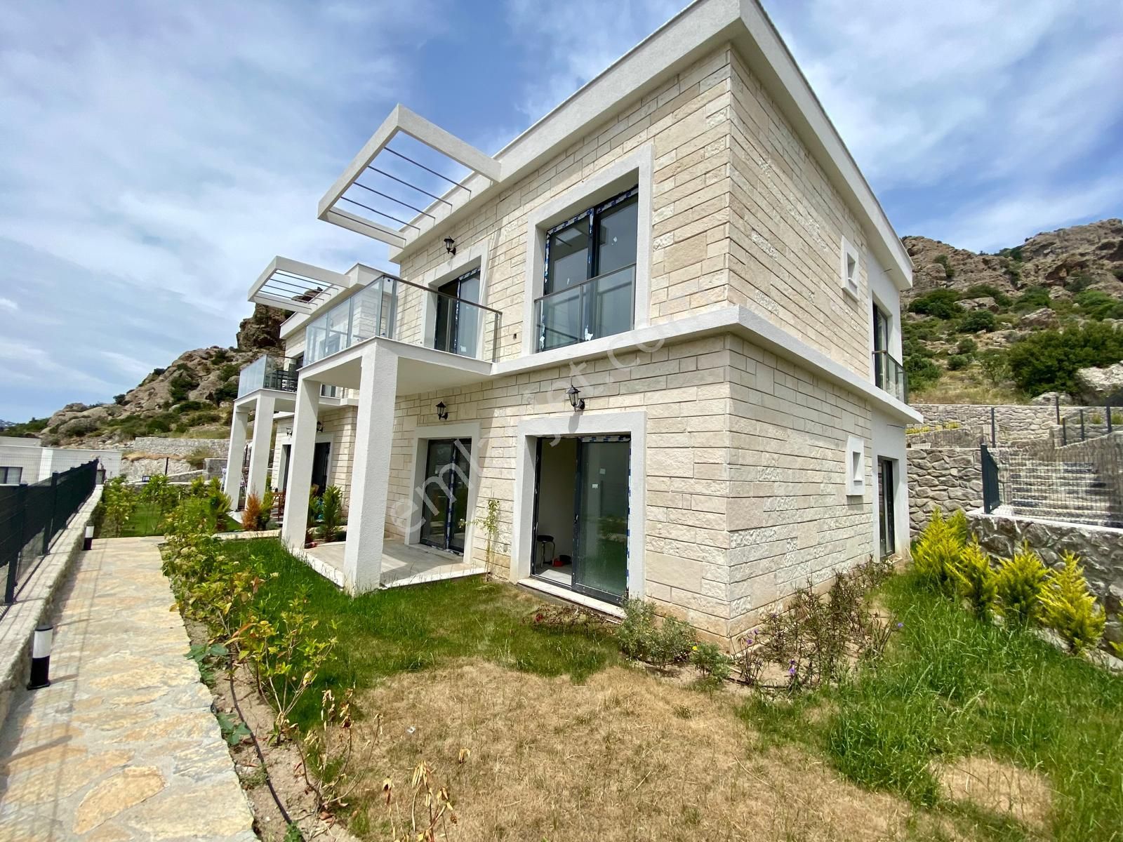 Gündoğan Merkez'de Satılık Site İçinde Bahçe Ve Üst Kat Daire