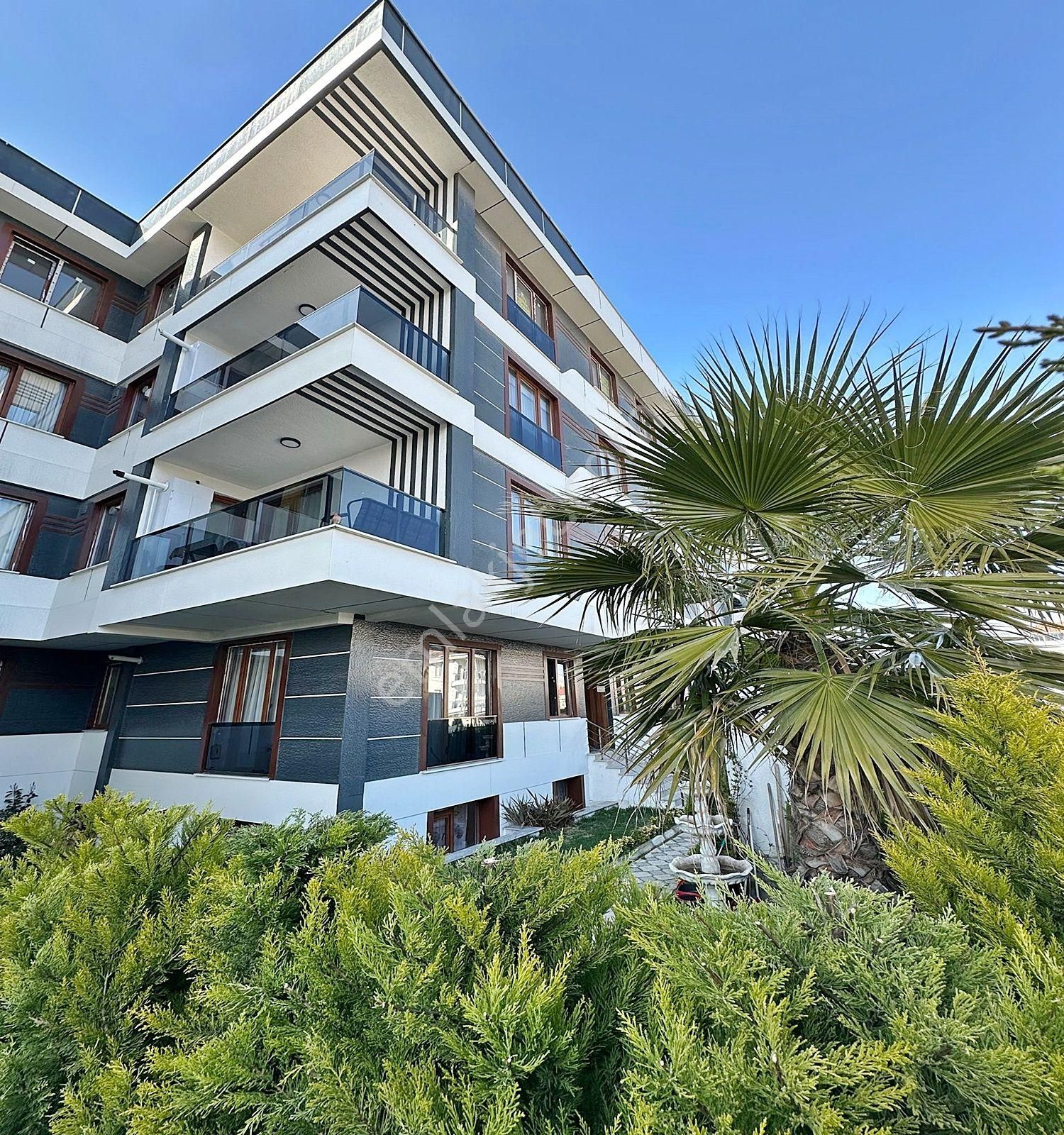 Beylikdüzü Kavaklı'da Butik Site İçinde Havuzlu 2+1 Satılık Arakat Daire