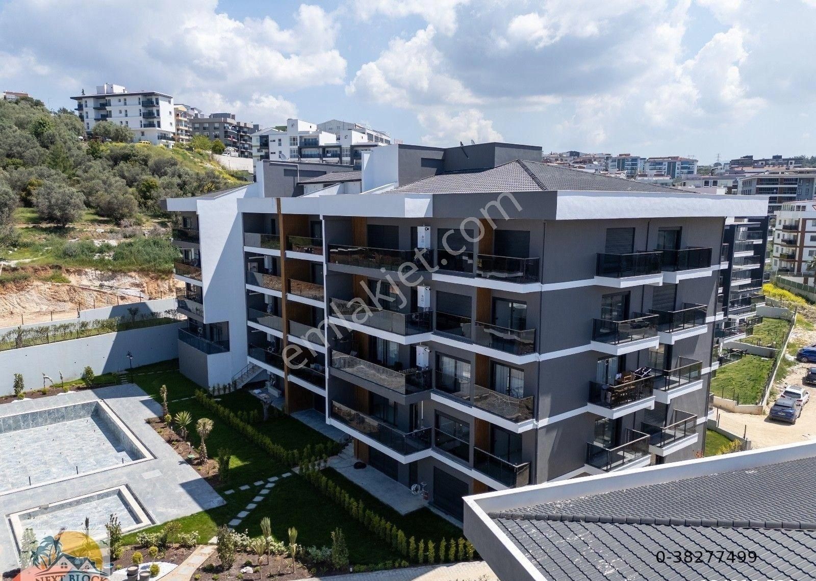 Kuşadası Merkezde Havuzlu-otoparklı En Özel Konumlu 3+1 Daire