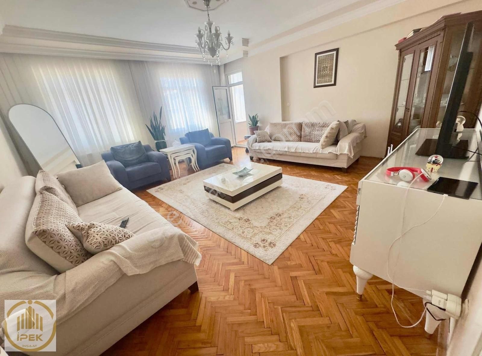 Acil Hadımköy Merkez'de Satılık 2+1 130 M2 Daire Balkonlu
