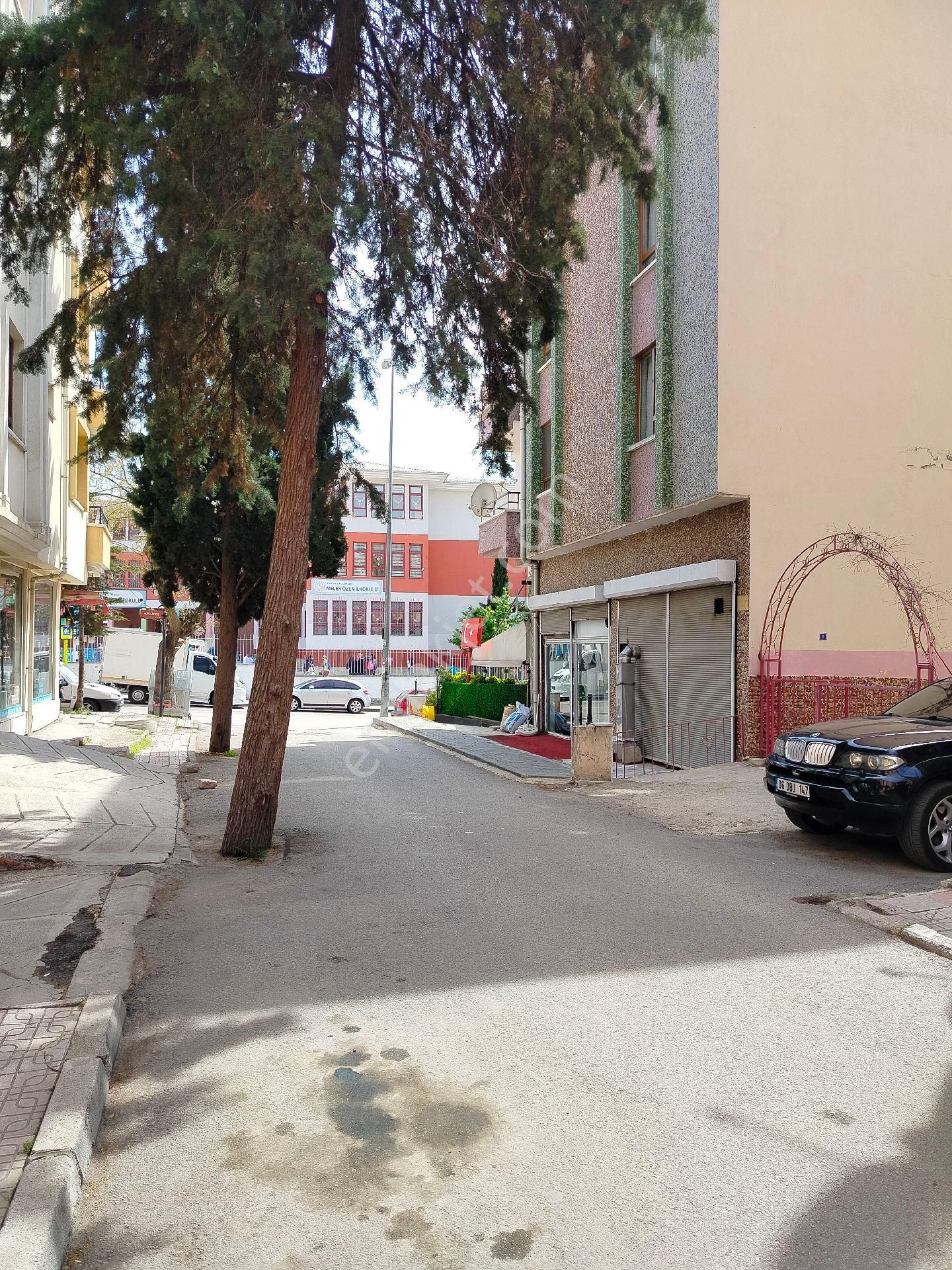 Melek Özen'in Karşısında Ana Caddeye Yakın Dükkan