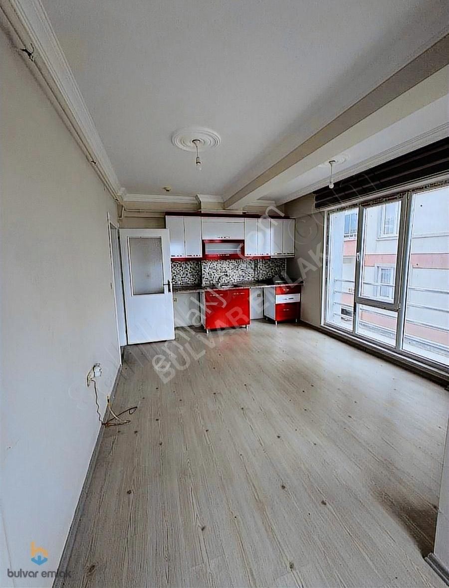 Üniversite Yolu Üzeri Site İçersinde Satılık 1+1 Balkonlu Daire
