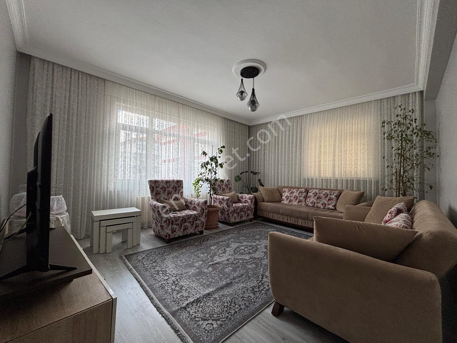 Eroğlu Emlak'tan Fatih Mah.hicret Cami Yanı,1.kat,altı Daire,3+1,120 M2,masrafsız,güney Cephe