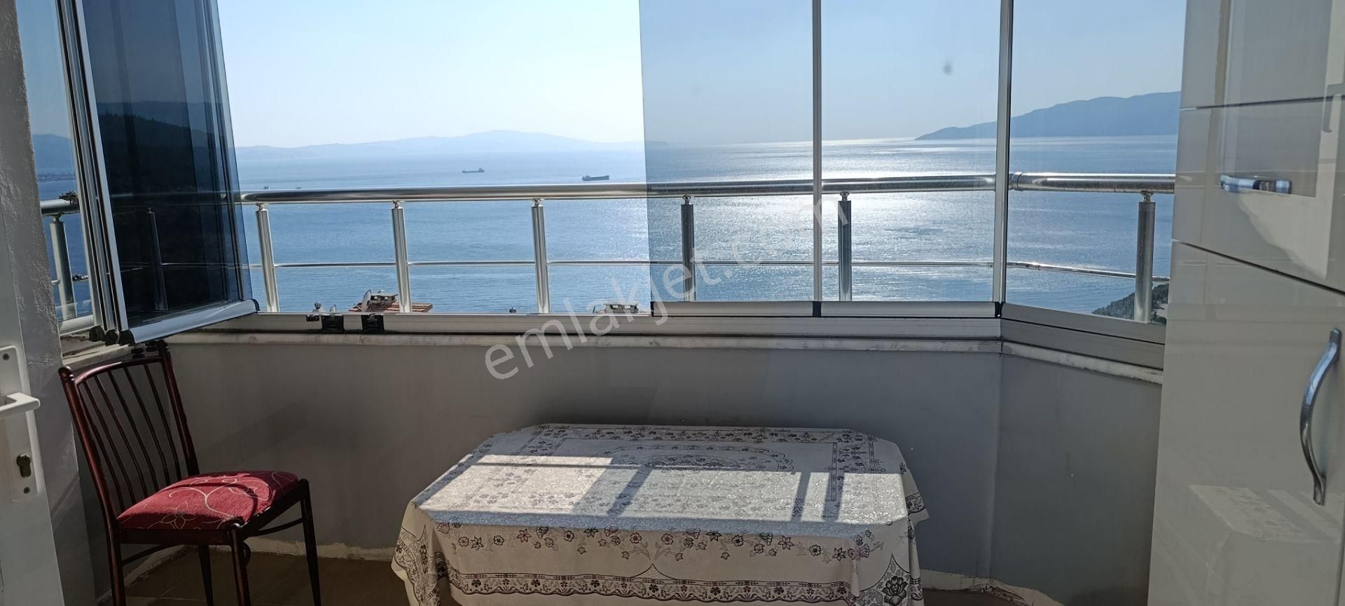 Gemlik Eşyalı Kiralık Daire 3+1 Cumhuriyet Mah. Merkezi Yerde Asansörlü Modern Eşyalı