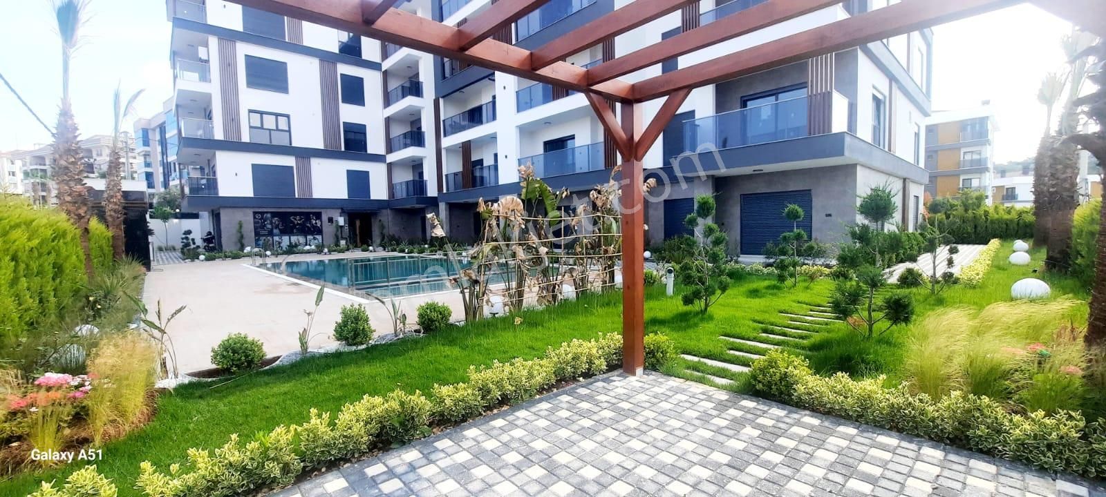Kuşadası İkiçeşmelikte 1+1 Bahçeli Rezidans Daire