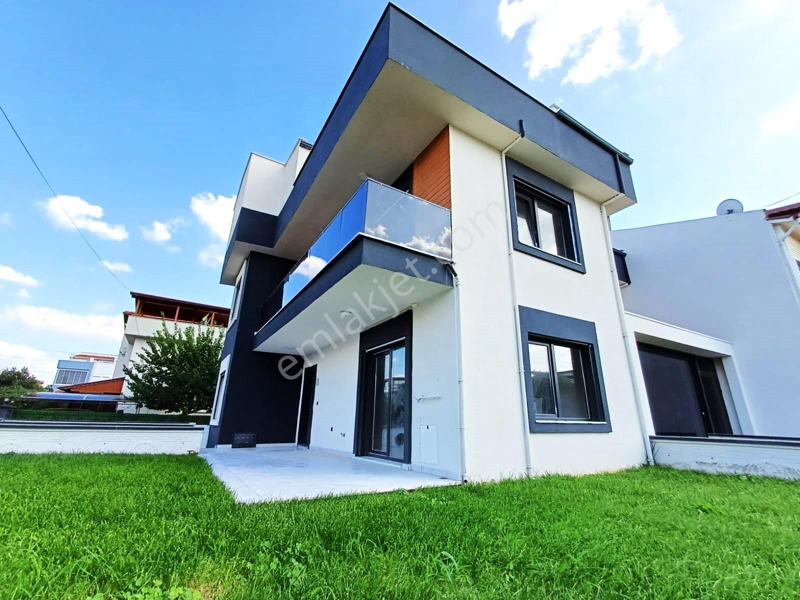 Burhaniye Öğretmenler'de Aygül'den Ön Cephe Ebeveyn Banyolu Geniş Teras Ve Bahçeli 3+1 Satılık Villa