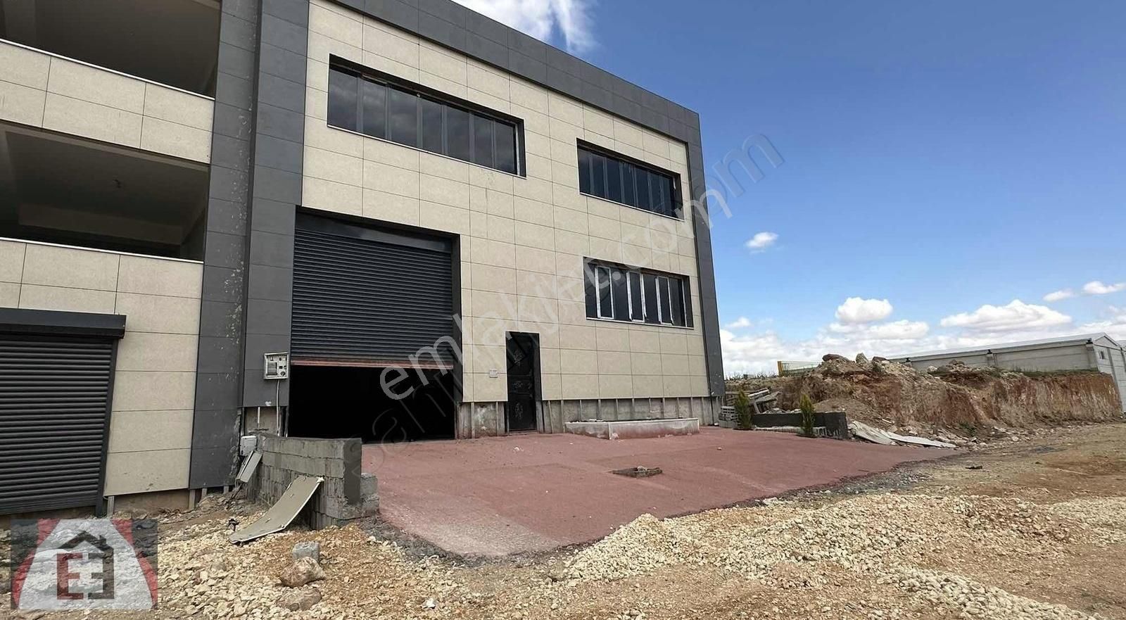 3 Kat Ve Toplam 750m2 Kiralık
