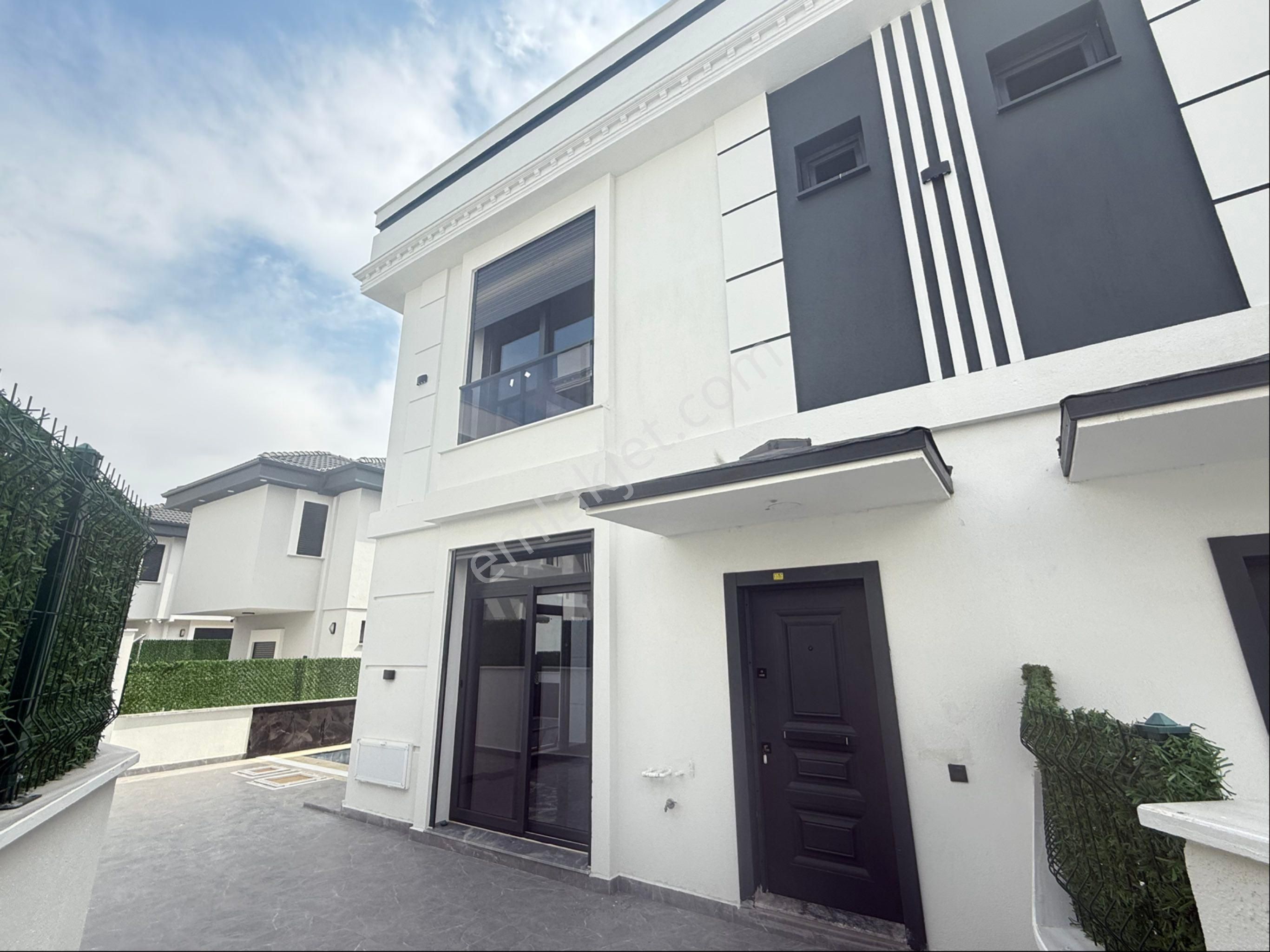 Çamlıkta Satılık Havuzlu Villa