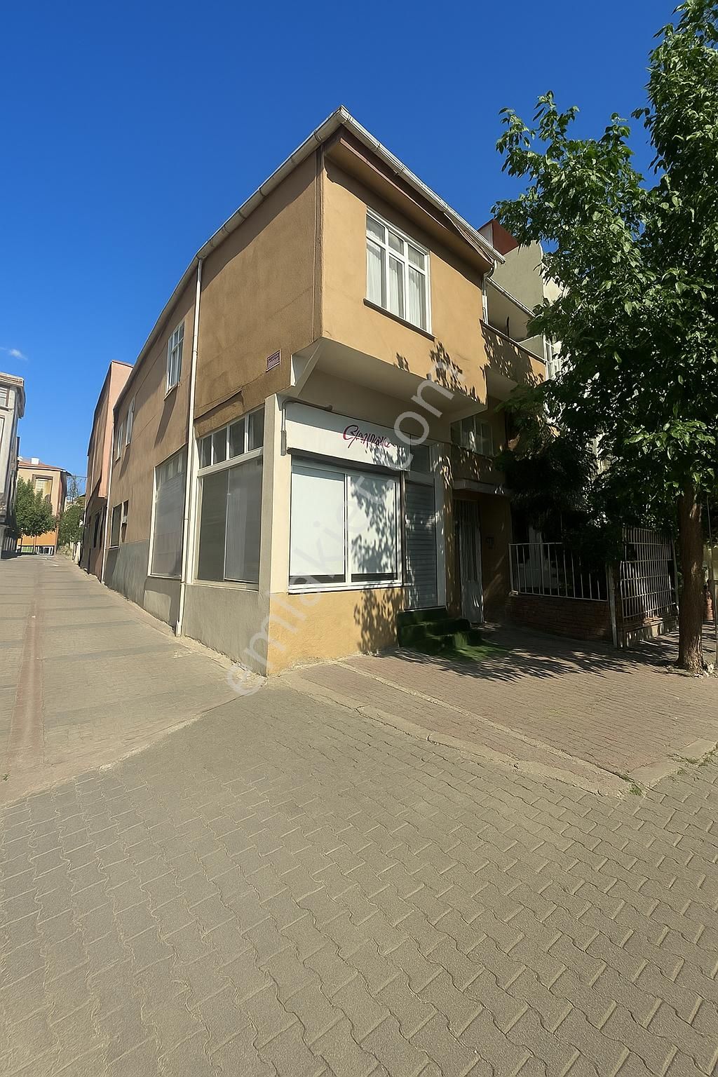 Re/max'ten Komple Satılık Bina (3 Dükkan + 4 Daire)