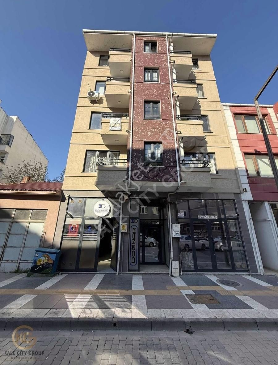 Biga İstiklal Cd Ana Cadde Üzerinde Satılık 3+1 Daire 100 M2