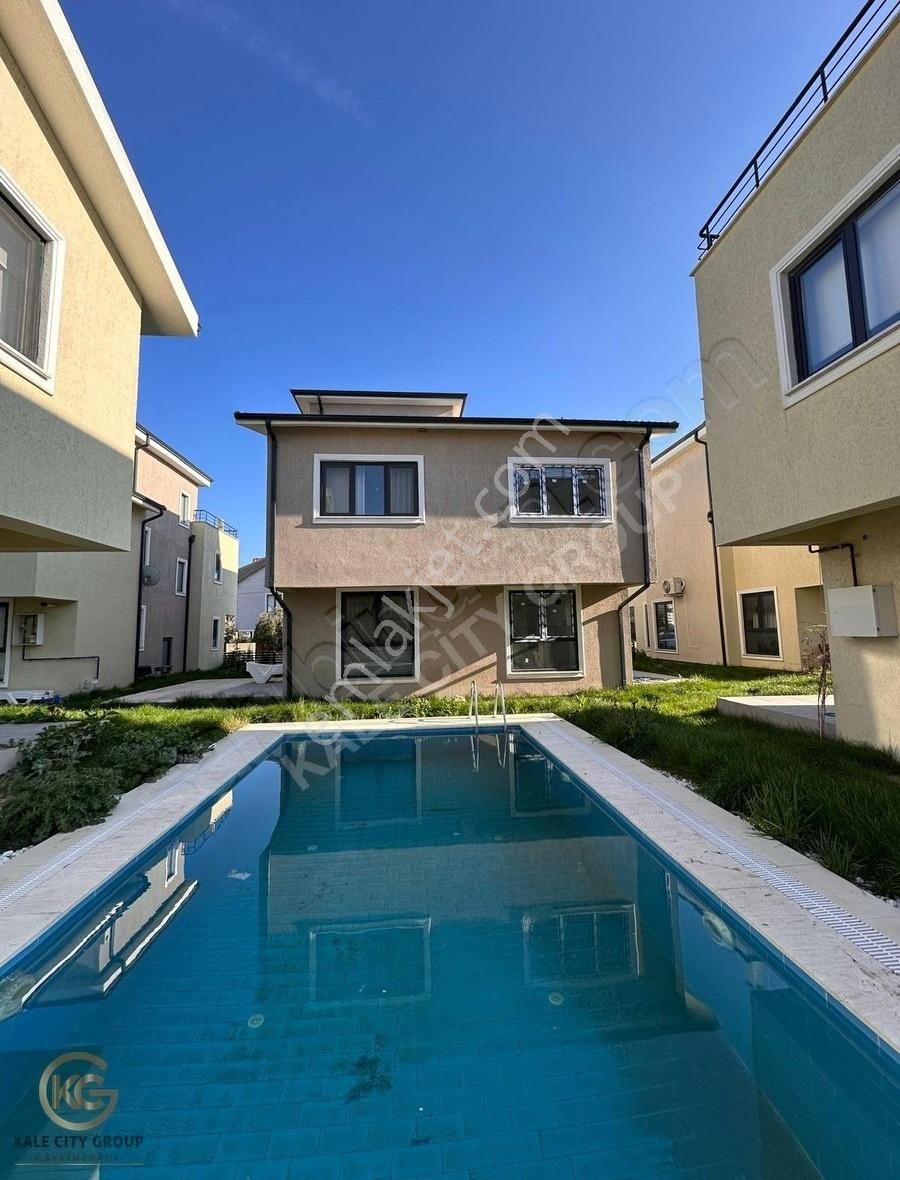 Karabiga'da Havuzlu Site İçinde Satılık Lüks 3+1 Yazlık Villa
