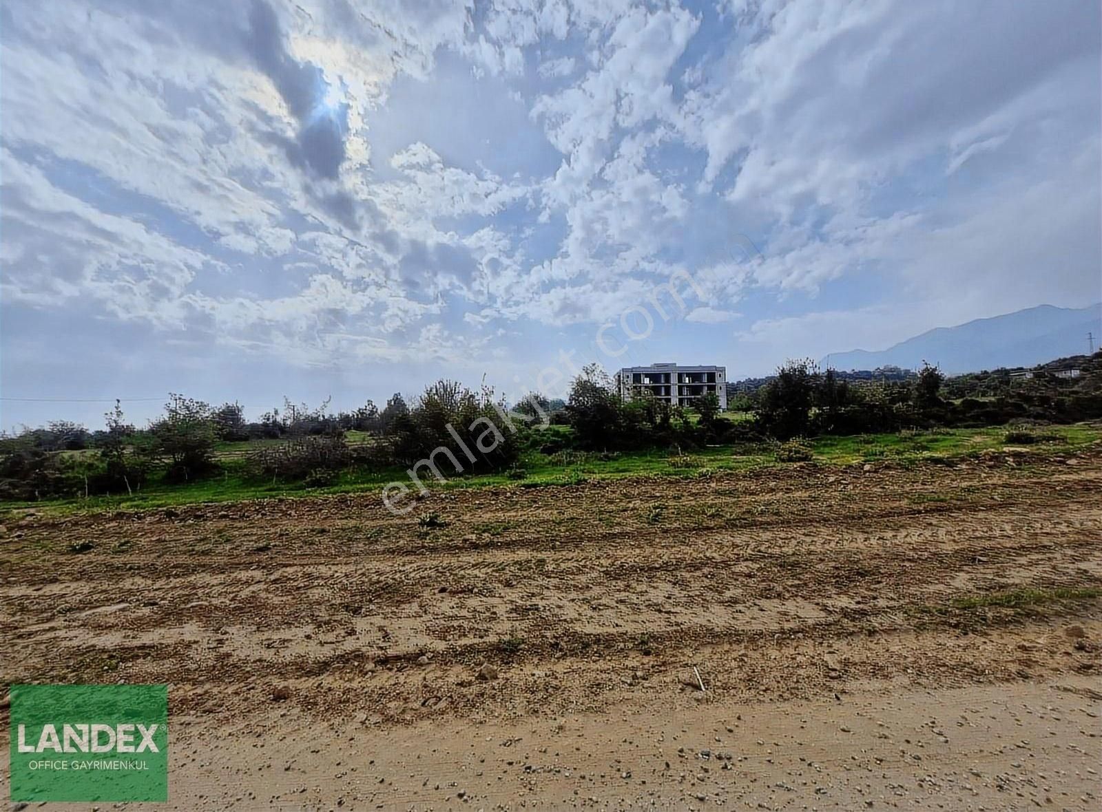 Landex'den Göveçlik'te B+3 0.25 İmarlı 552m2 20metre Yol Cepheli