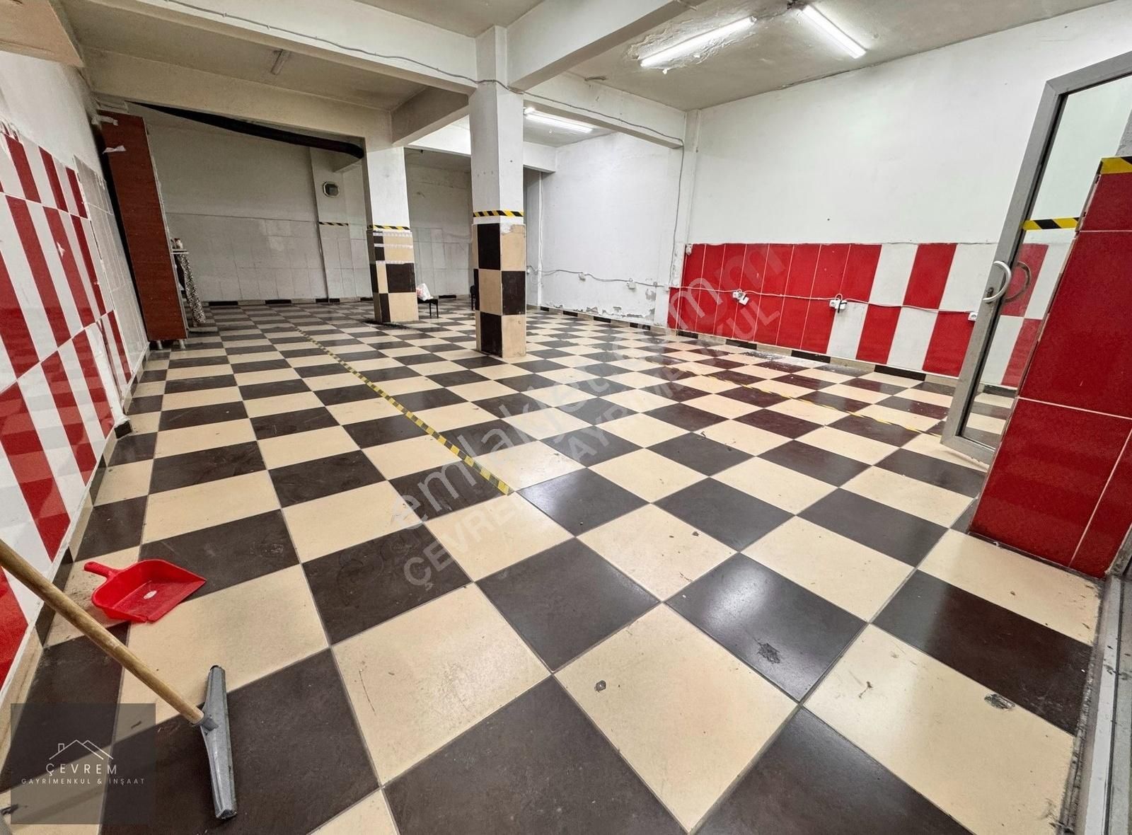 **çevrem**den Cumhuriyet'te Düz Giriş 150m² Kiralık Dükkan