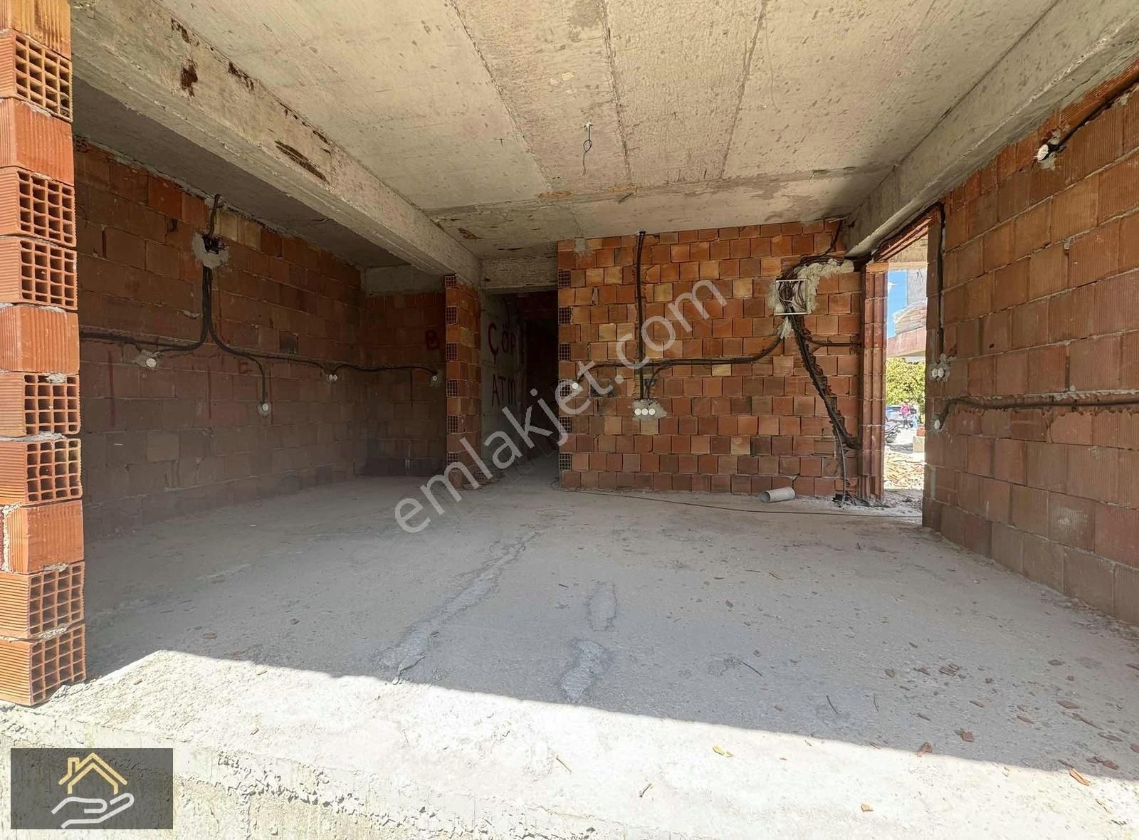 Karlık Gayrimenkulden Cami Mahallesinde Satılık 1+1 Daire
