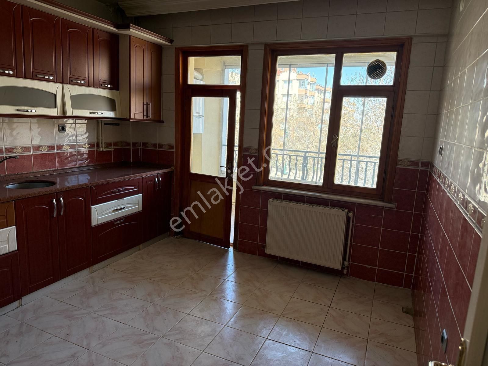 Konya Karatay Fetıh Cad. 165 M2 3+1 Acıl Satılık Hesaplı Daıre