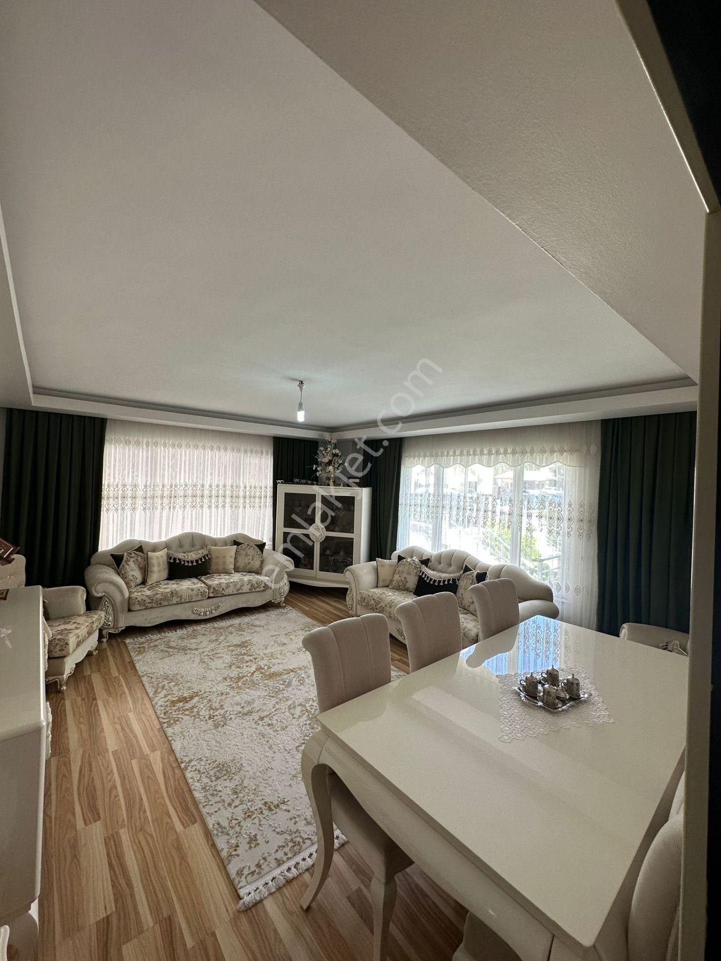 Hafiziye Mahallesinde Satılık Geniş 4+1 Site İçi Daire