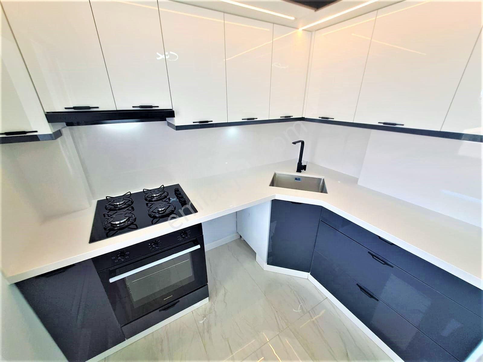 Akçay'da Alfa Gayrimenkul'den Ön Cephe Ayrı Mutfak Doğalgazlı İçi Full Yapılı 3+1 Daire