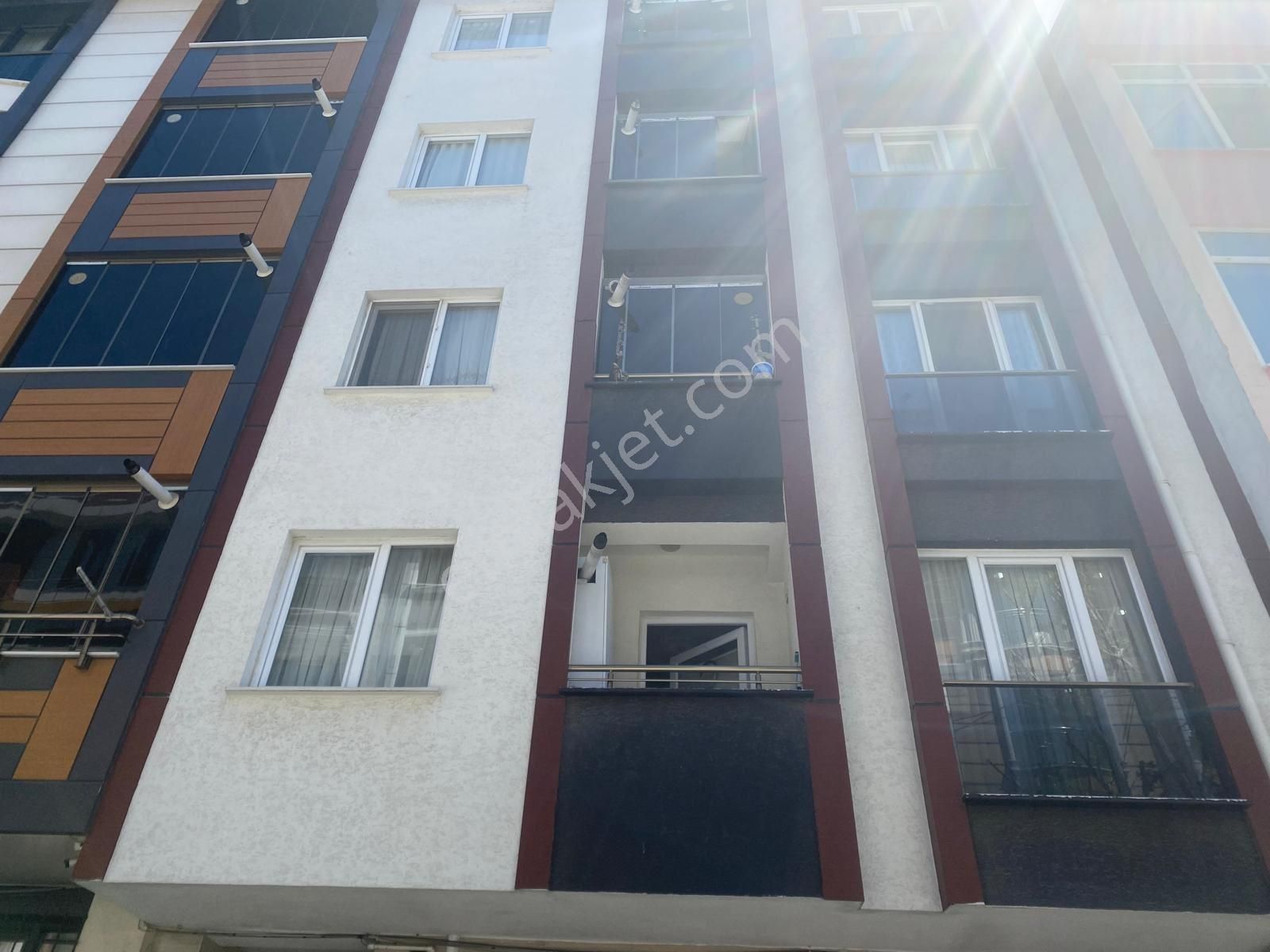 Metrobüse 5 Ddakika 1+1 Sıfır Ara Kat Klimalı Ankastre Ürünlü Kiralık Daire