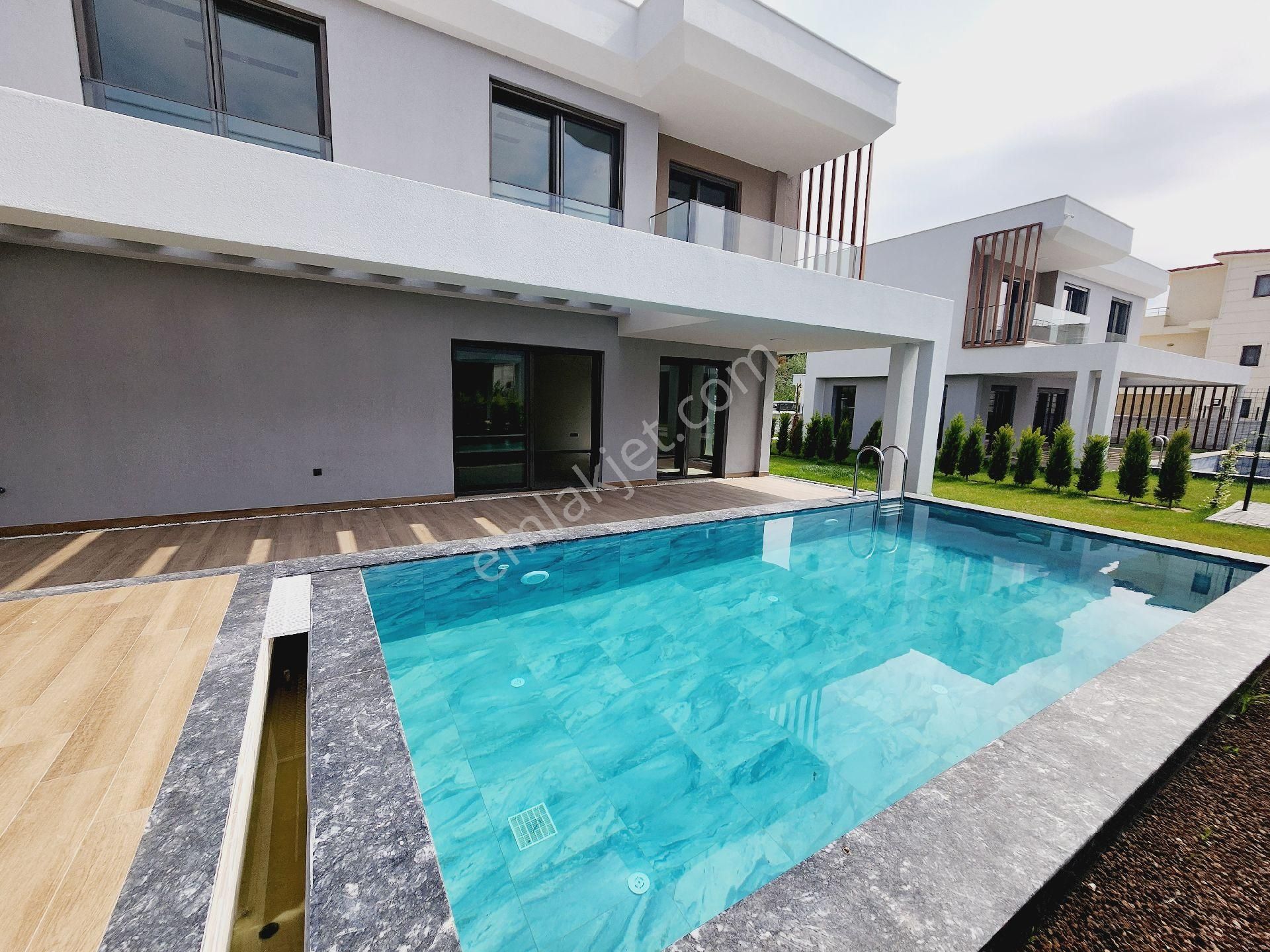 Güzelçamlı Satılık Plaja Çok Yakın Köşe Son 2 Villa