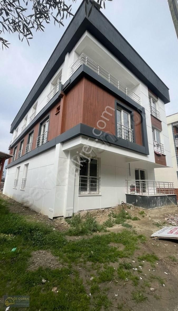Özçoban Gayrimenkul'den Satılık Çarşı Merkezde Ara Kat 1+1