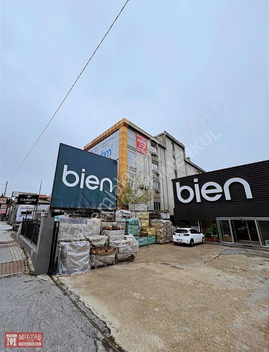 Avcılar Firuzköy Caddesinde 1200m2 Kiralık İş Yeri