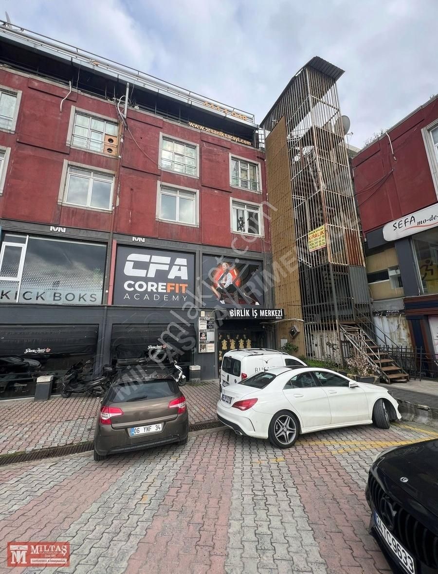 Sefaköy Beşyol E-5'in Kenarında Kiralık 550m2 İş Yeri
