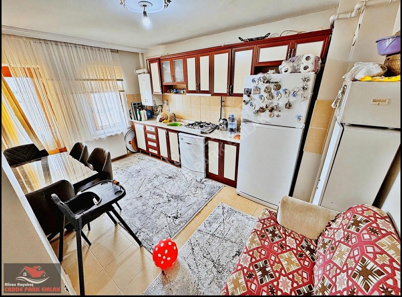 Toplu_ulaşımına_yakın_6_bloklu_site_içi_e.bnyolu_geniş_3+1_150m²