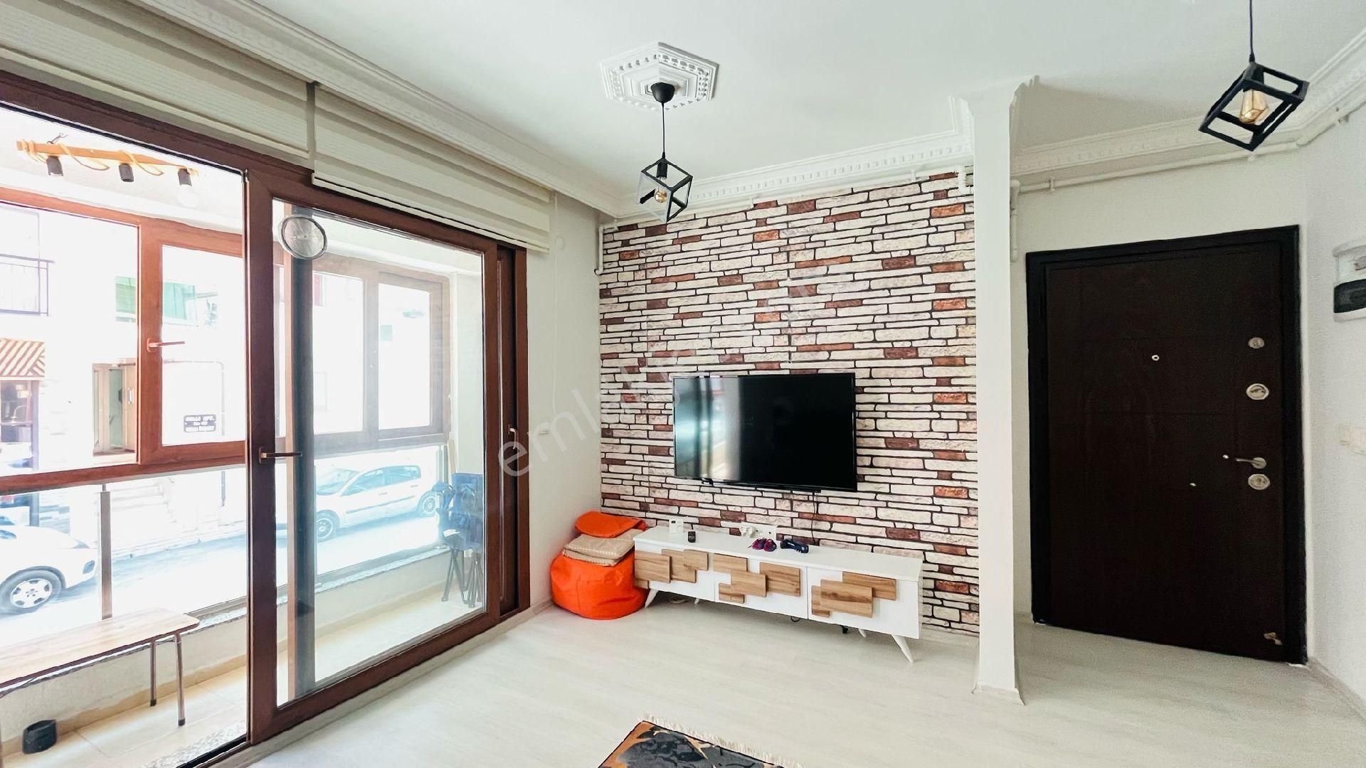 Karşıyaka Dedebaşı Mahallesinde Eşyalı Ferah 1+1 Kiralik Daire